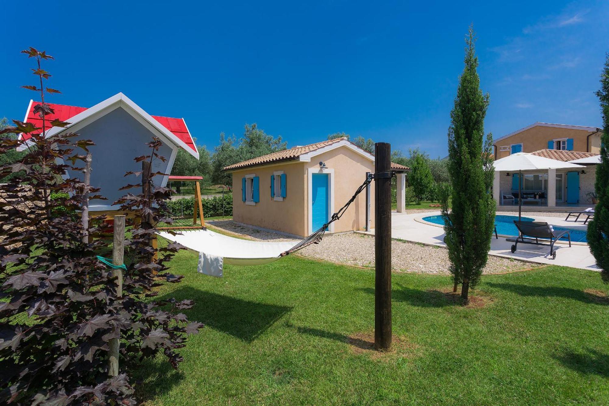 Luka In With Pool & Playground Only 600 Meter From The Villa *