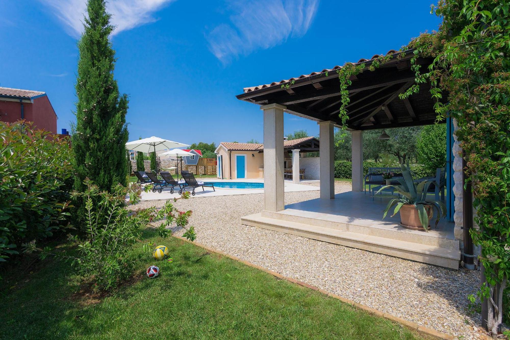 Villa Luka In With Pool & Playground Only 600 Meter From The