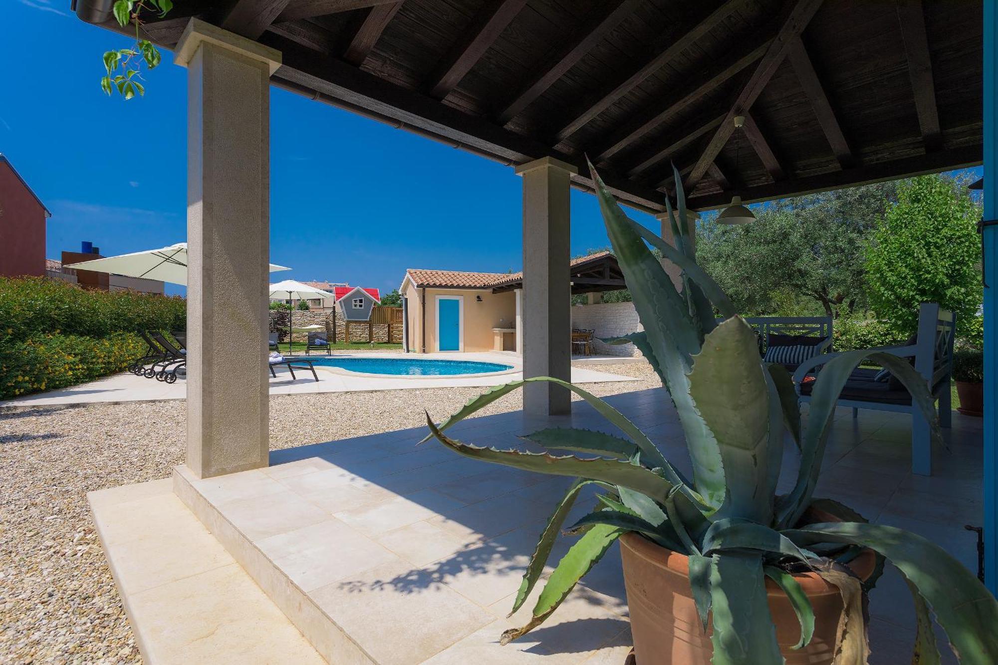 Luka In With Pool & Playground Only 600 Meter From The Villa
