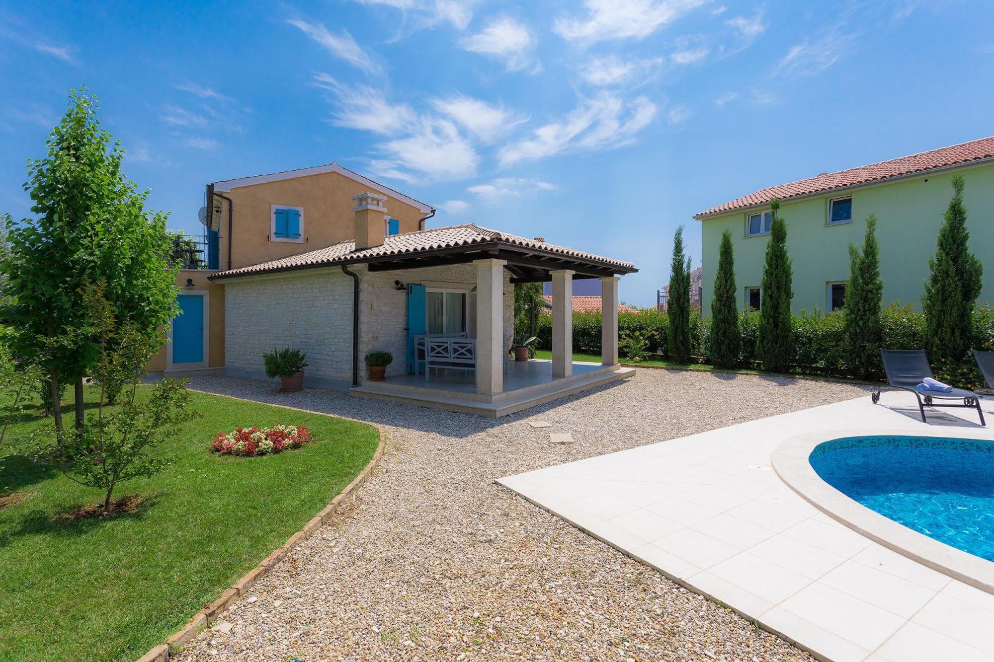 Luka In With Pool & Playground Only 600 Meter From The Fazana