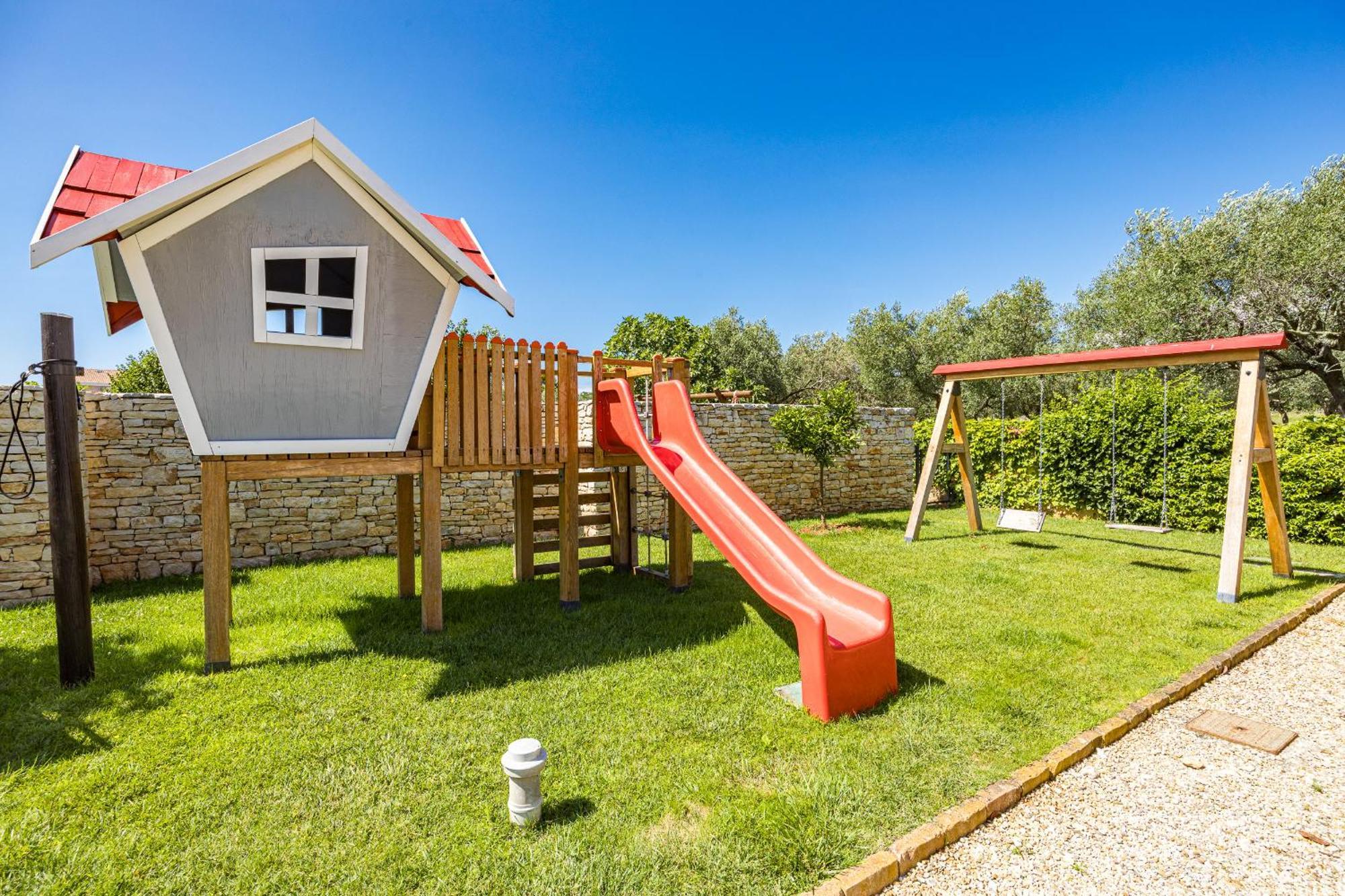 Luka In With Pool & Playground Only 600 Meter From The Fazana